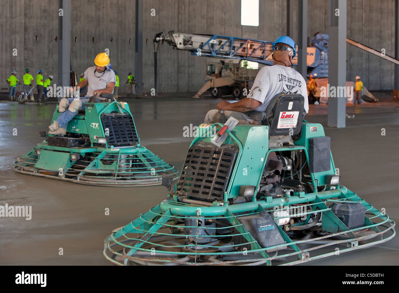 Zement Polierer Reiten Flügelglättmaschinen über frisch gegossenen Beton kann die Oberfläche um eine glasartige Oberfläche glätten! Stockfoto