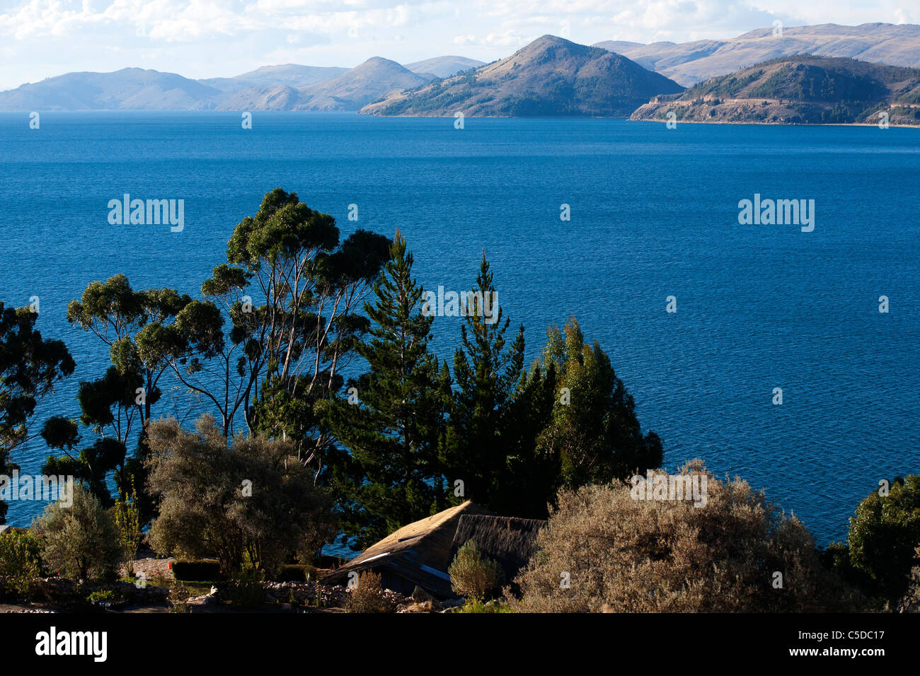 Eine Ansicht des Titicacasees aus Schilfhäusern, der einzige private Insel auf dem See Stockfoto