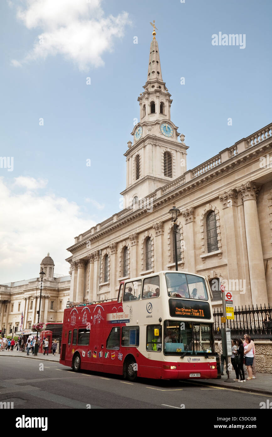 Ein "Original Tour" London-Bus, bei St. Martin im Bereich Kirche, Trafalgar Square, London UK Stockfoto
