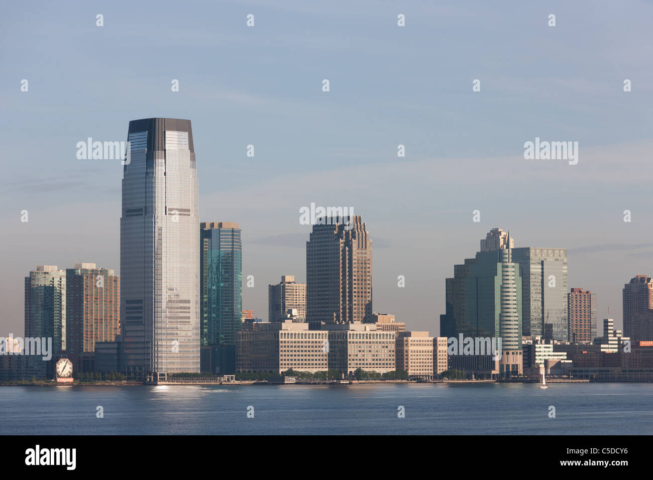 Die Goldman Sachs Turm und Colgate-Palmolive Uhr zusammen mit anderen Gebäuden auf die Skyline von Jersey City, New Jersey. Stockfoto