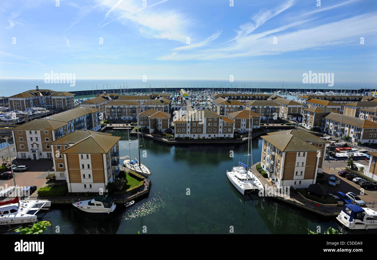 Häuser und Boote in Brighton Marina Stockfoto