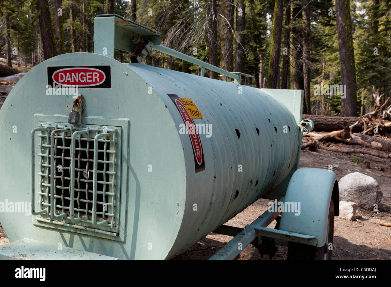 Metall-Bärenfalle Sequoia National Park Waldparkplatz Kalifornien USA Stockfoto