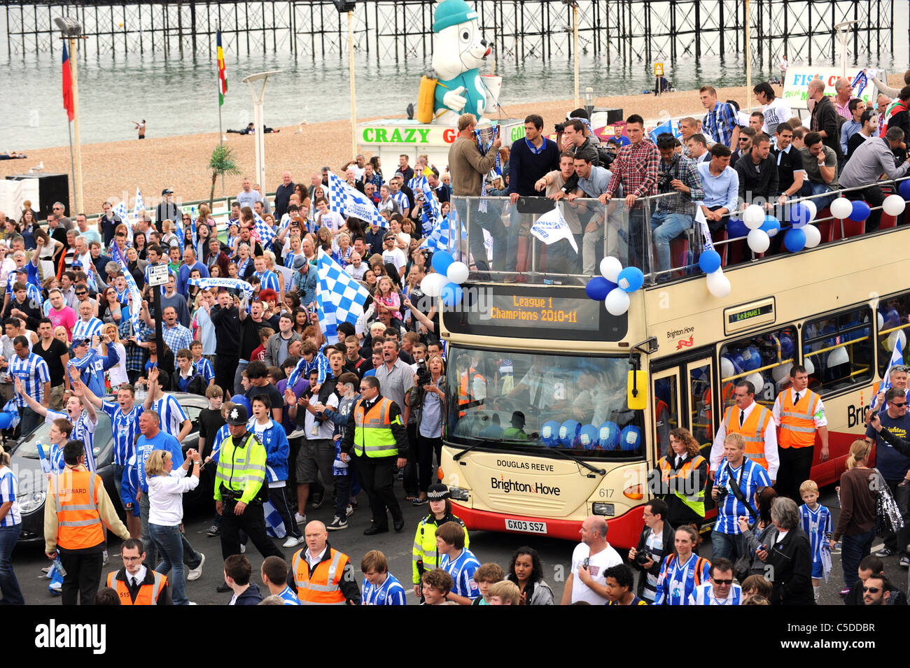 Brighton und Hove Albion auf ihre Liga 1 Titel Sieg Bus parade entlang der Strandpromenade von Brighton Stockfoto