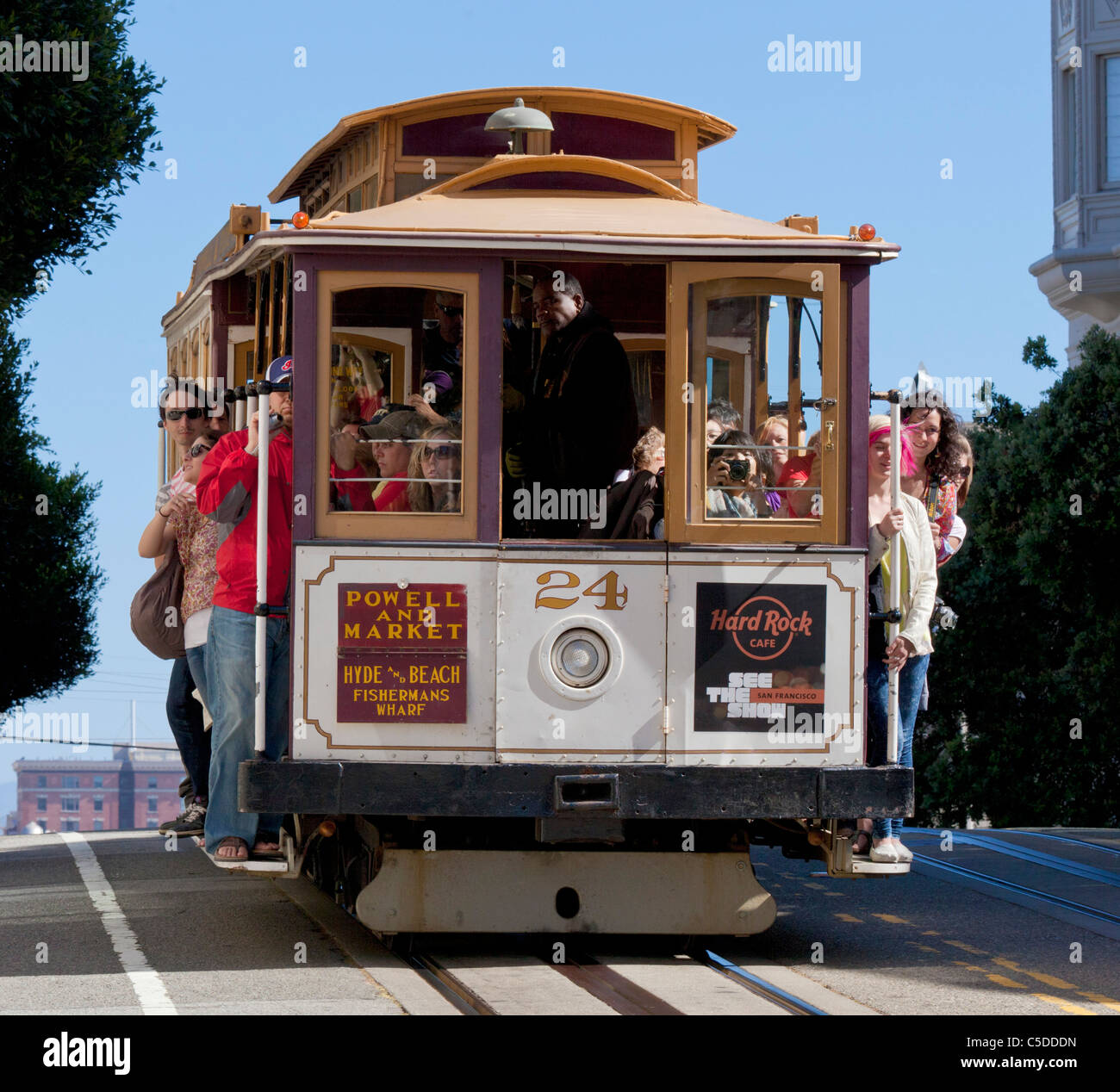 Touristen mit der historischen Straßenbahn zwischen Powell und Markt Straßen San Francisco Cable car Kalifornien USA Stockfoto
