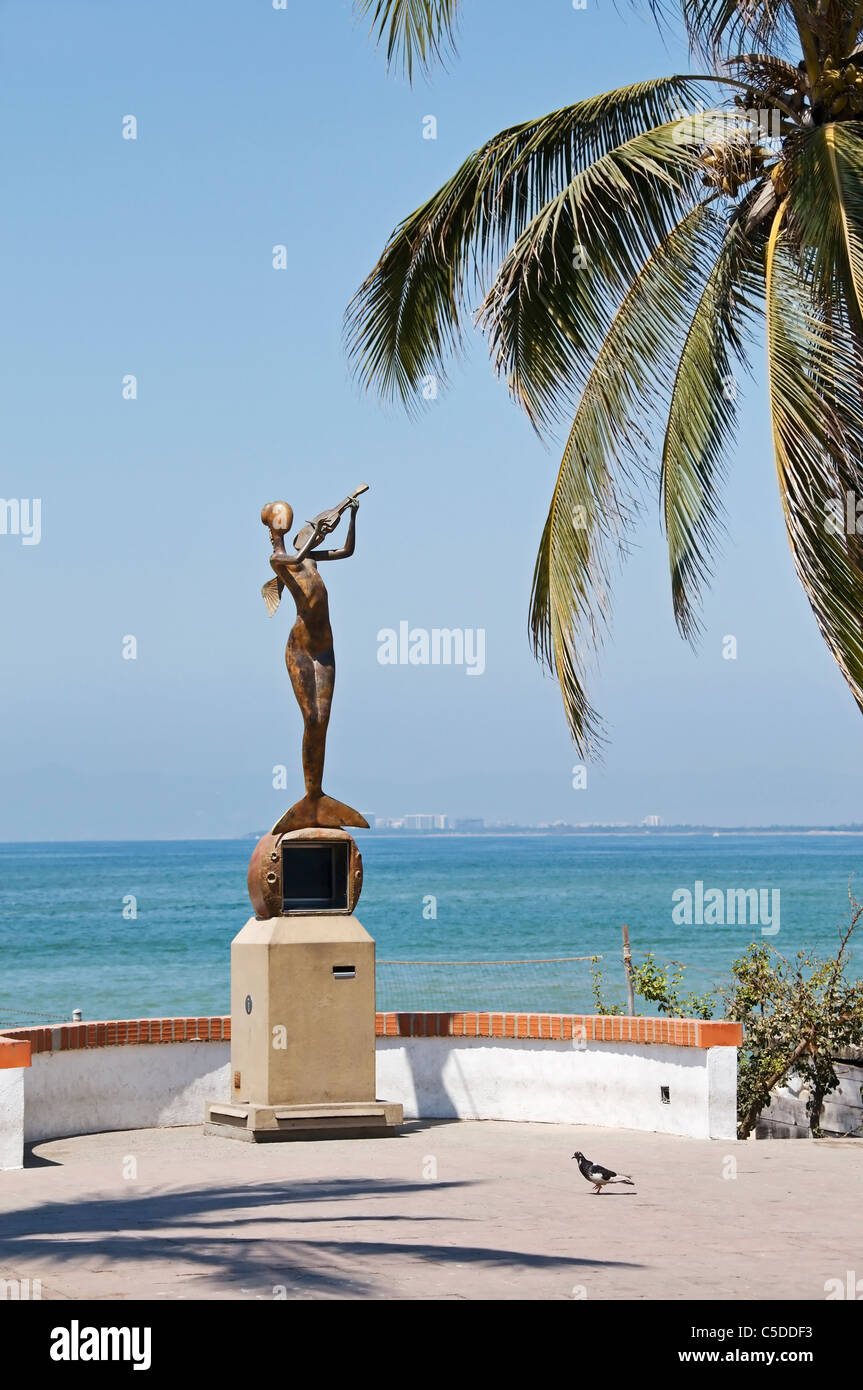 Schöne Bronze Skulptur auf dem Malecon in Puerto Vallarta.  Eines der Infoarte Skulpturen, die Kombination von Kunst und Multimedia-Info. Stockfoto