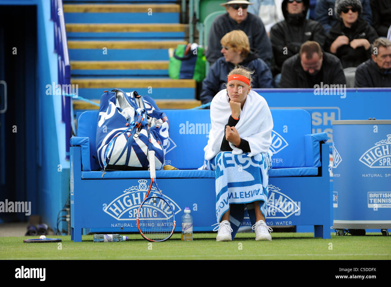 Petra Kvitova hüllt sich während einer Pause im Spiel im Finale der Aegon International 2011 Stockfoto