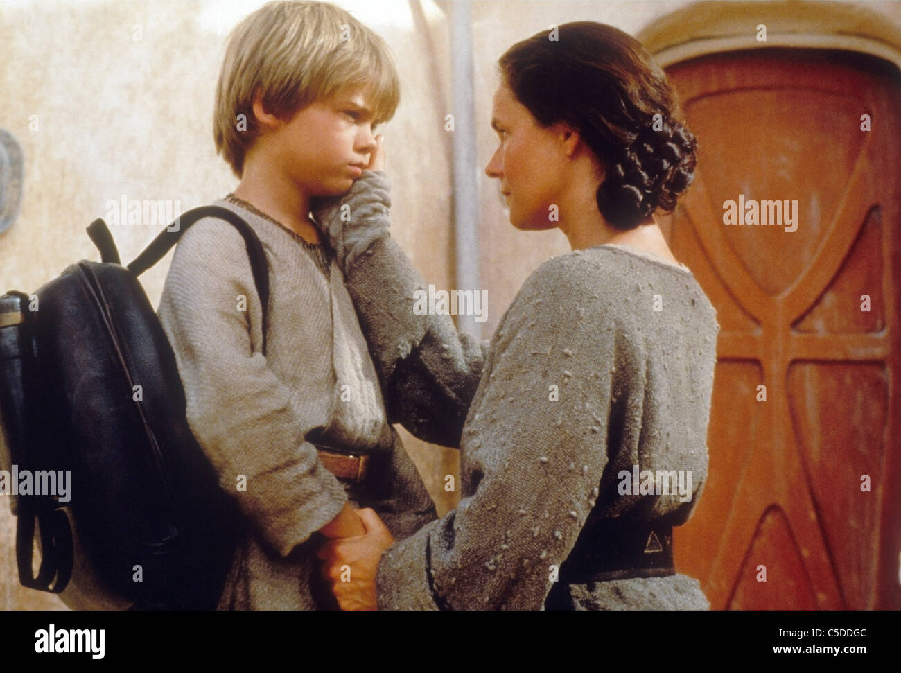 STAR WARS: EPISODE I – DIE DUNKLE BEDROHUNG (1999) JAKE LLOYD, ANAKIN SKYWALKER, (CHARAKTER), PERNILLA AUGUST, SHMI SKYWALKER Stockfoto