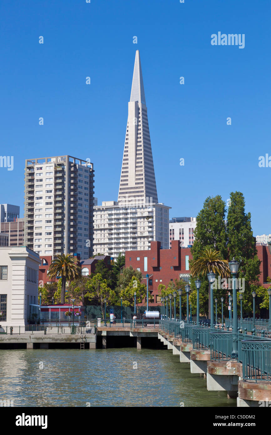 Die Transamerica Pyramid und Financial District von der Waterfront City of San Francisco, California, Vereinigte Staaten von Amerika Stockfoto