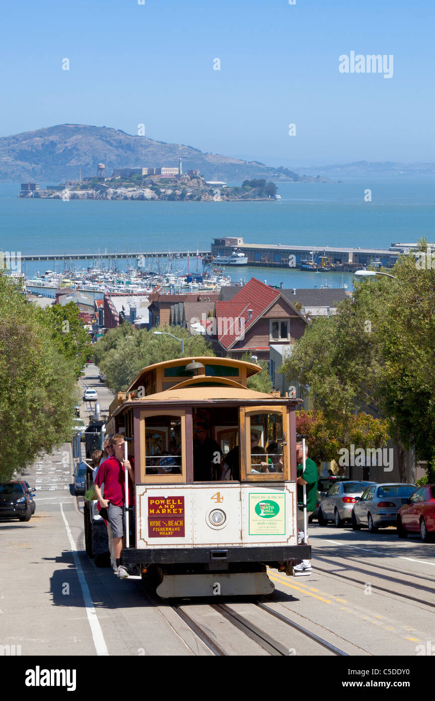 San Francisco Cable cars mit Alcatraz-Insel in der Bucht hinter Kalifornien USA Vereinigte Staaten von Amerika Stockfoto