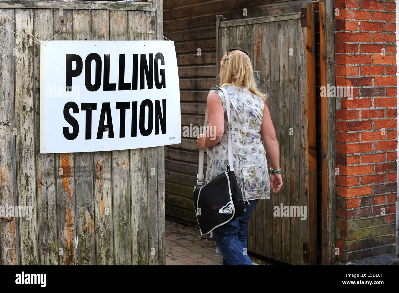 Eine Frau geht in einem Wahllokal Wahlrecht bei den Kommunalwahlen 2011 Stockfoto