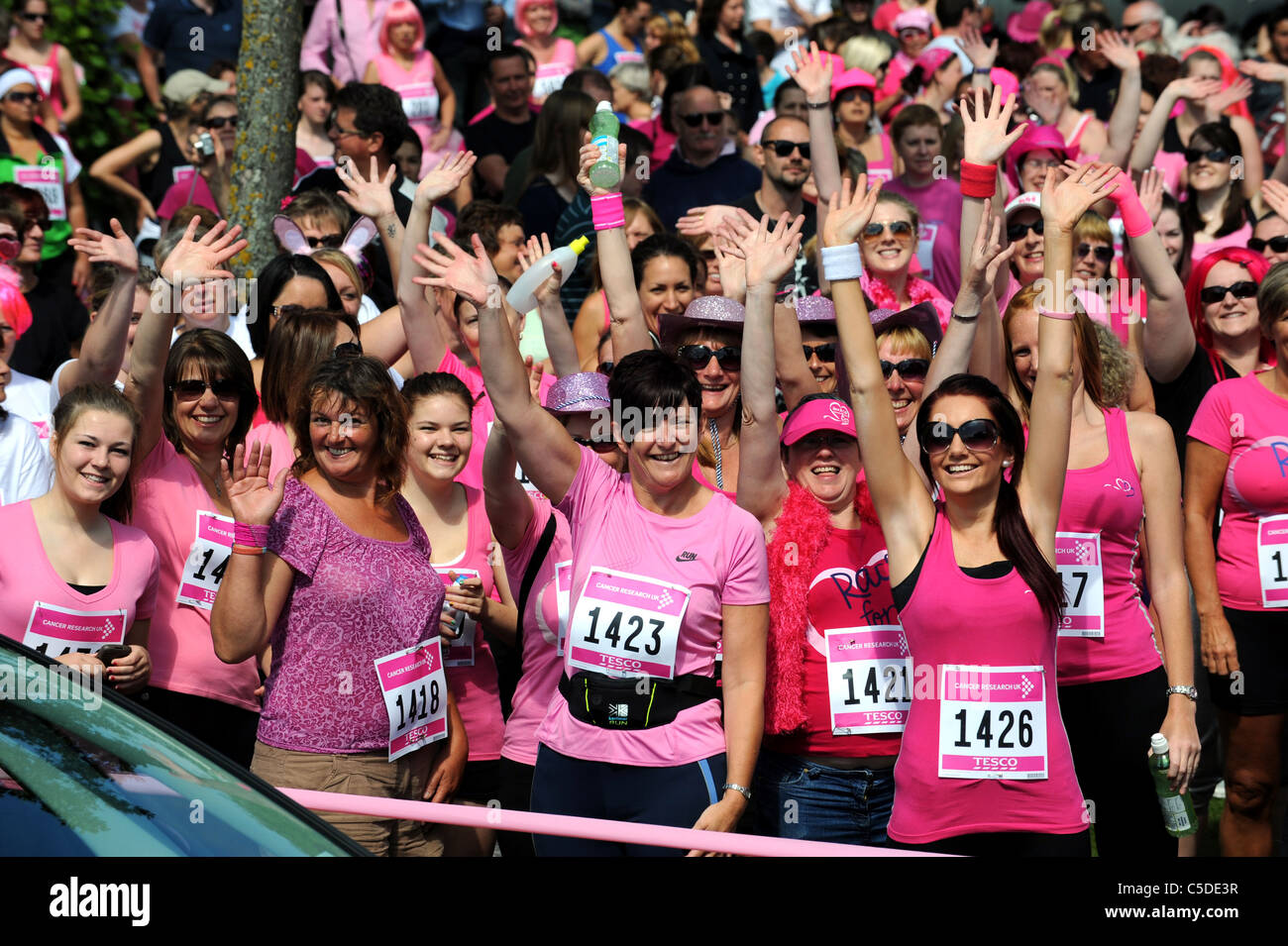 Läufer machen Sie sich bereit zur Teilnahme an der Worthing Race for Life, Geld für Cancer Research UK erhöhen Stockfoto
