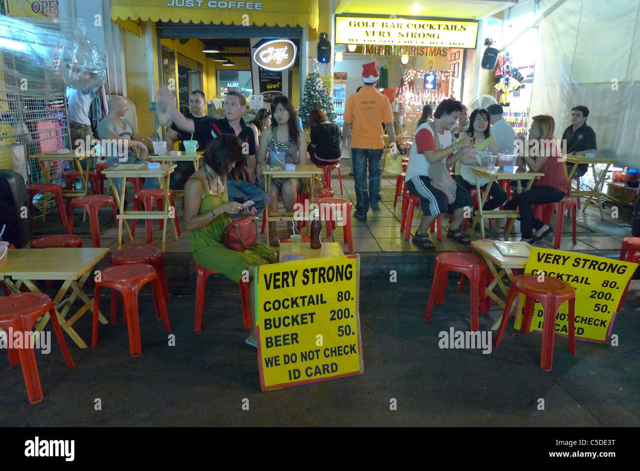 THAILAND Khao San Road, Bangkok. Budget-Tourismus-Bereich. Bar-starke Cocktails zu verkaufen. Foto: Sean Sprague Stockfoto