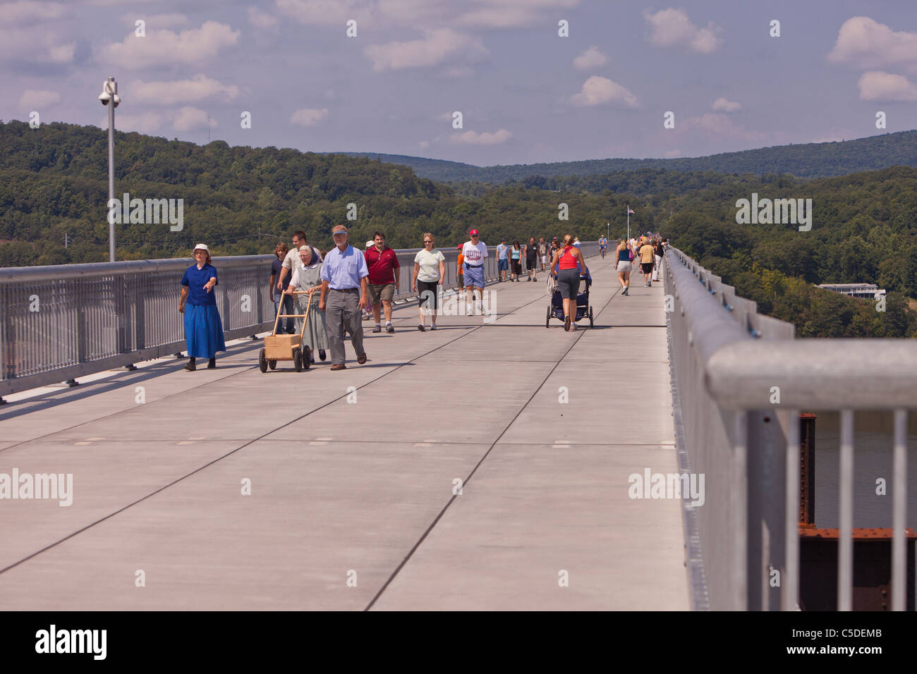 POUGHKEEPSIE, NEW YORK, USA - Menschen am Gehweg über The Hudson State Park, einer umgebauten Eisenbahnbrücke. Stockfoto