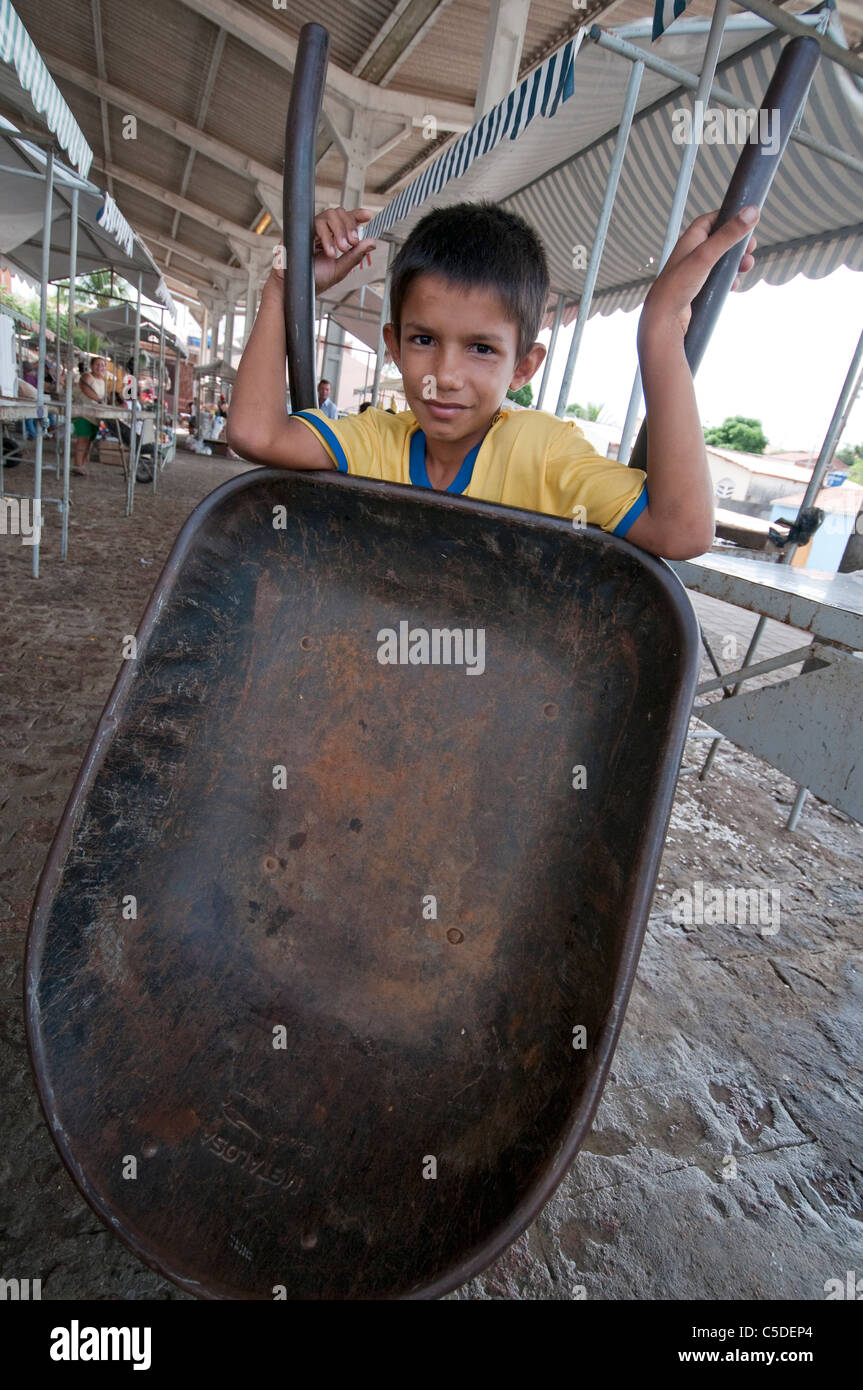 Kind Barrow Boy am Markt im Caninde in der Nähe von Piranhas im Nordosten Brasiliens Algoas Stockfoto