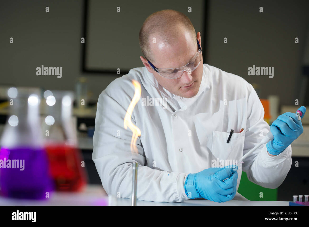Mittwoch, 6. Juli 2011 Laborantin mit einer Pipette an der Leeds Metropolitan University Bio Chemielabors. Stockfoto