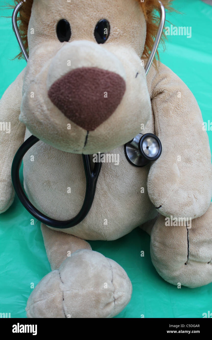 ein Stofftier (Löwe) mit einem Stethoskop Stockfoto
