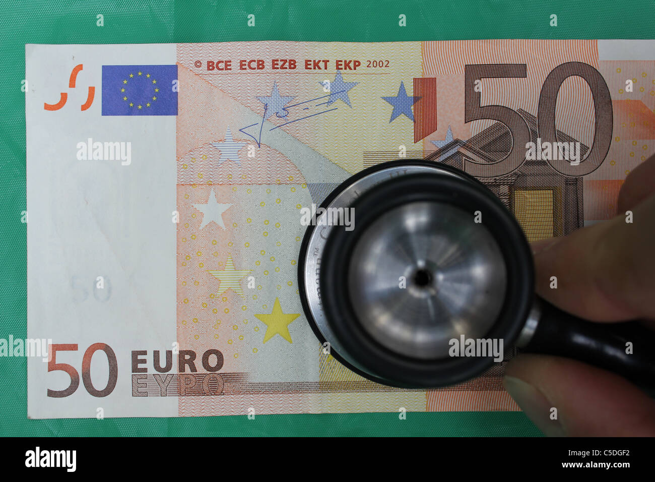 untersuchen einen 50 Euro-Schein mit s-Stethoskop Stockfoto