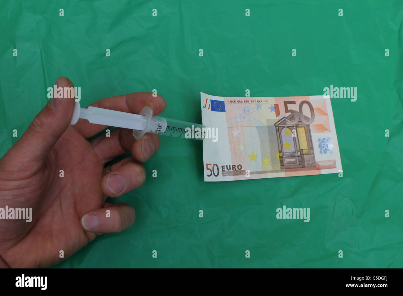 ein 50-Euro-Schein injizieren mit einer medizinischen Spritze Stockfoto