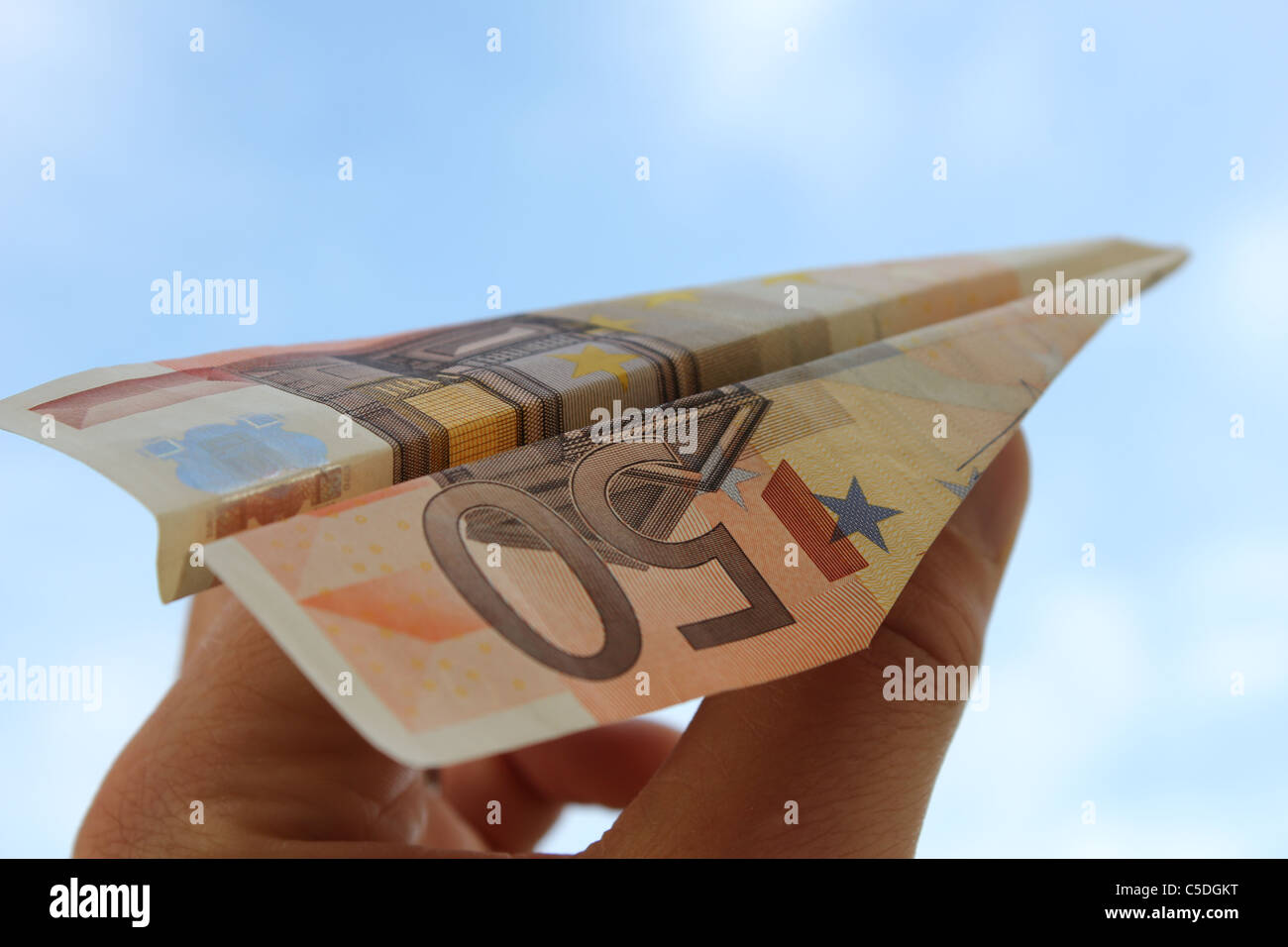Papierflieger aus einem 50 Euro-Schein gemacht Stockfoto