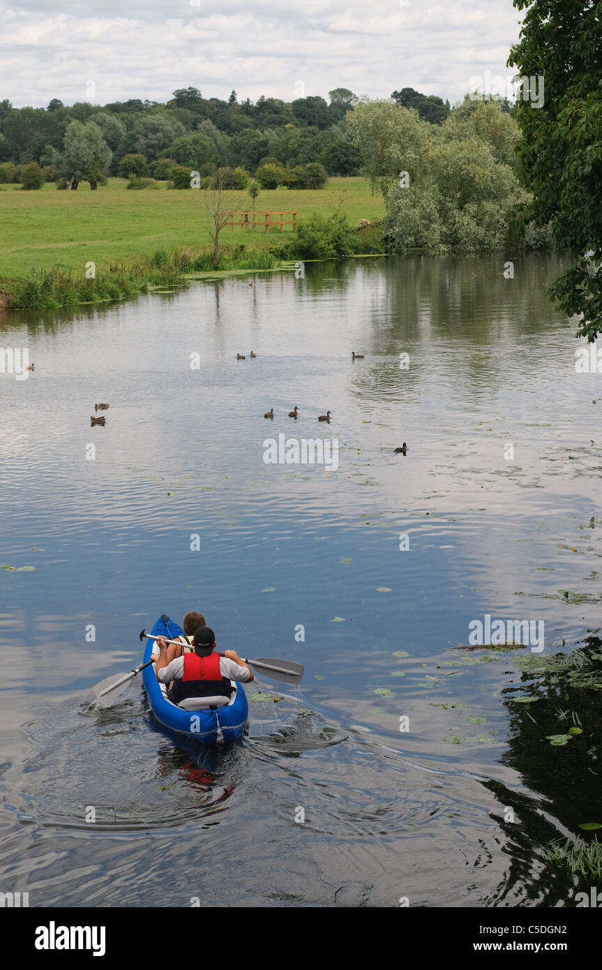 Dedham, North Essex, UK. Kajakfahrer am Fluss Stour. Dedham vale Stockfoto