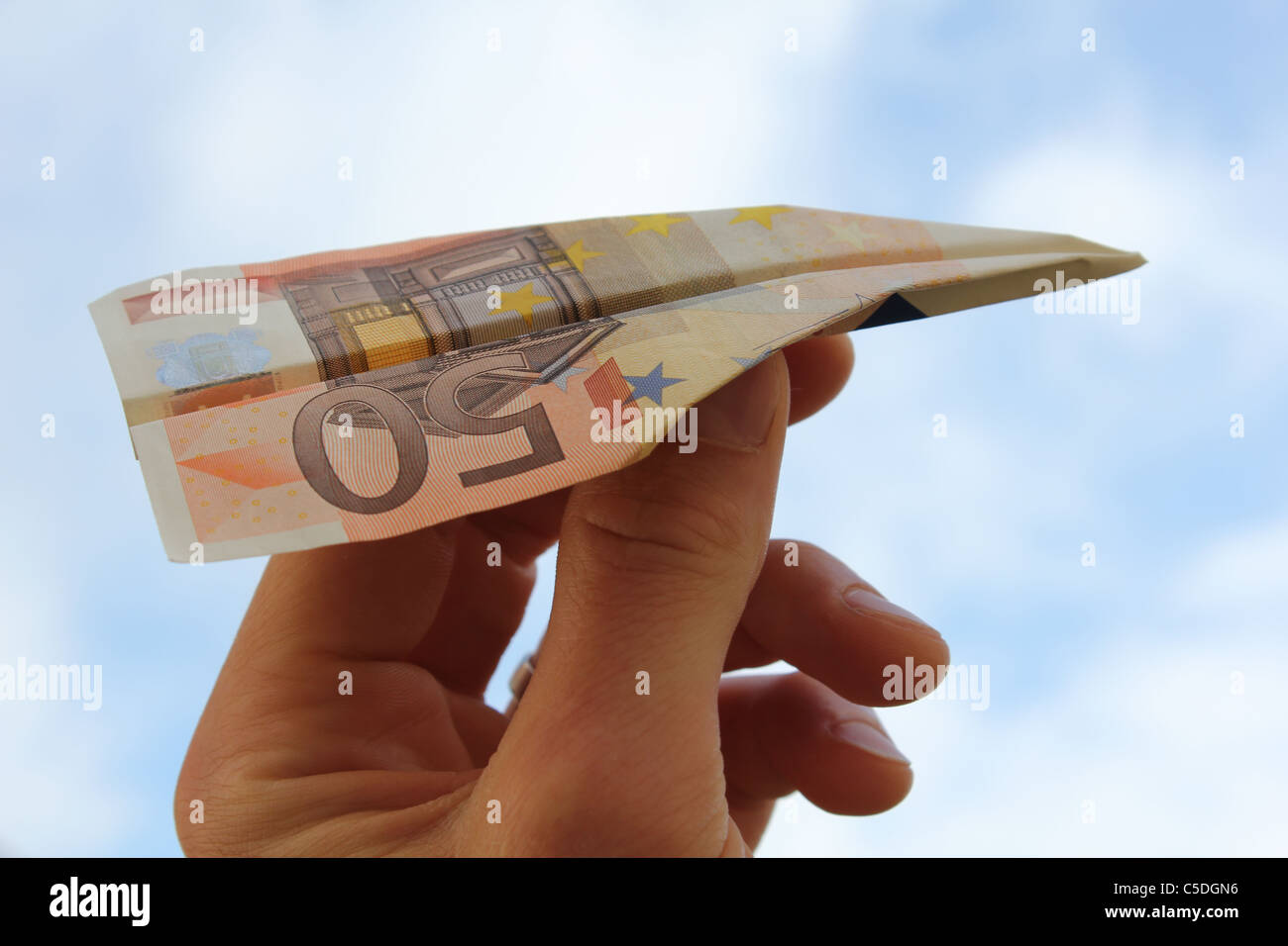 Papierflieger aus einem 50 Euro-Schein gemacht Stockfoto