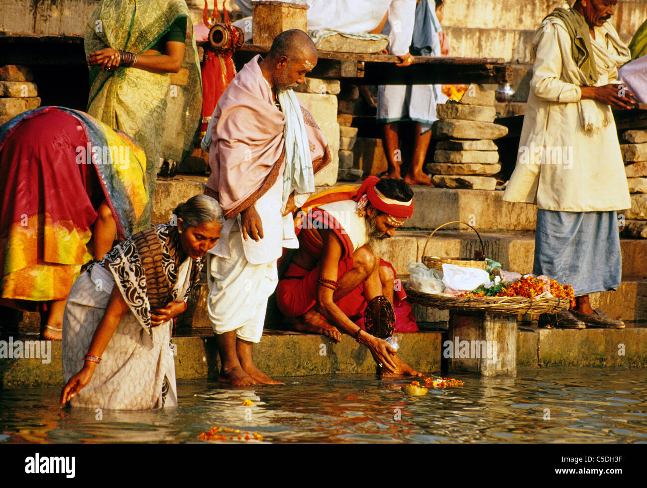 Hindu-Pilger auf den Ghats von Varanasi Baden im frühen Morgen in den heiligen Fluss Ganges Stockfoto