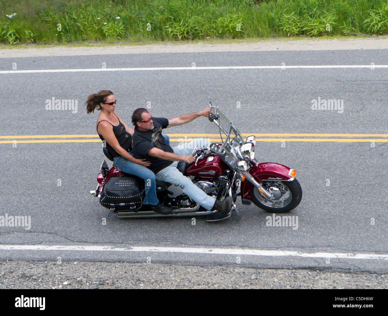 Fahrer und Beifahrer auf einem Motorrad Motorrad mit keine Helme. Stockfoto