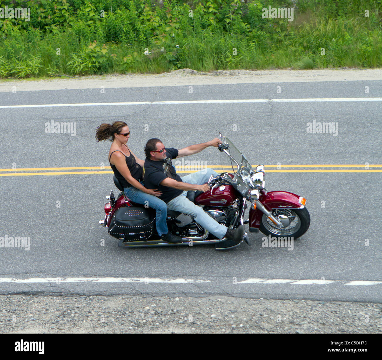 Fahrer und Beifahrer auf einem Motorrad Motorrad mit keine Helme. Stockfoto
