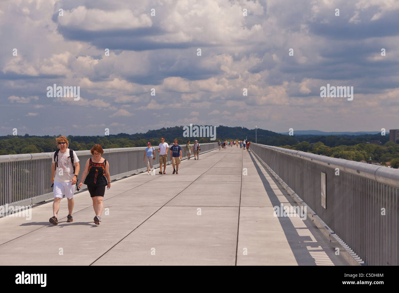 POUGHKEEPSIE, NEW YORK, USA - Menschen am Gehweg über The Hudson State Park, einer umgebauten Eisenbahnbrücke. Stockfoto