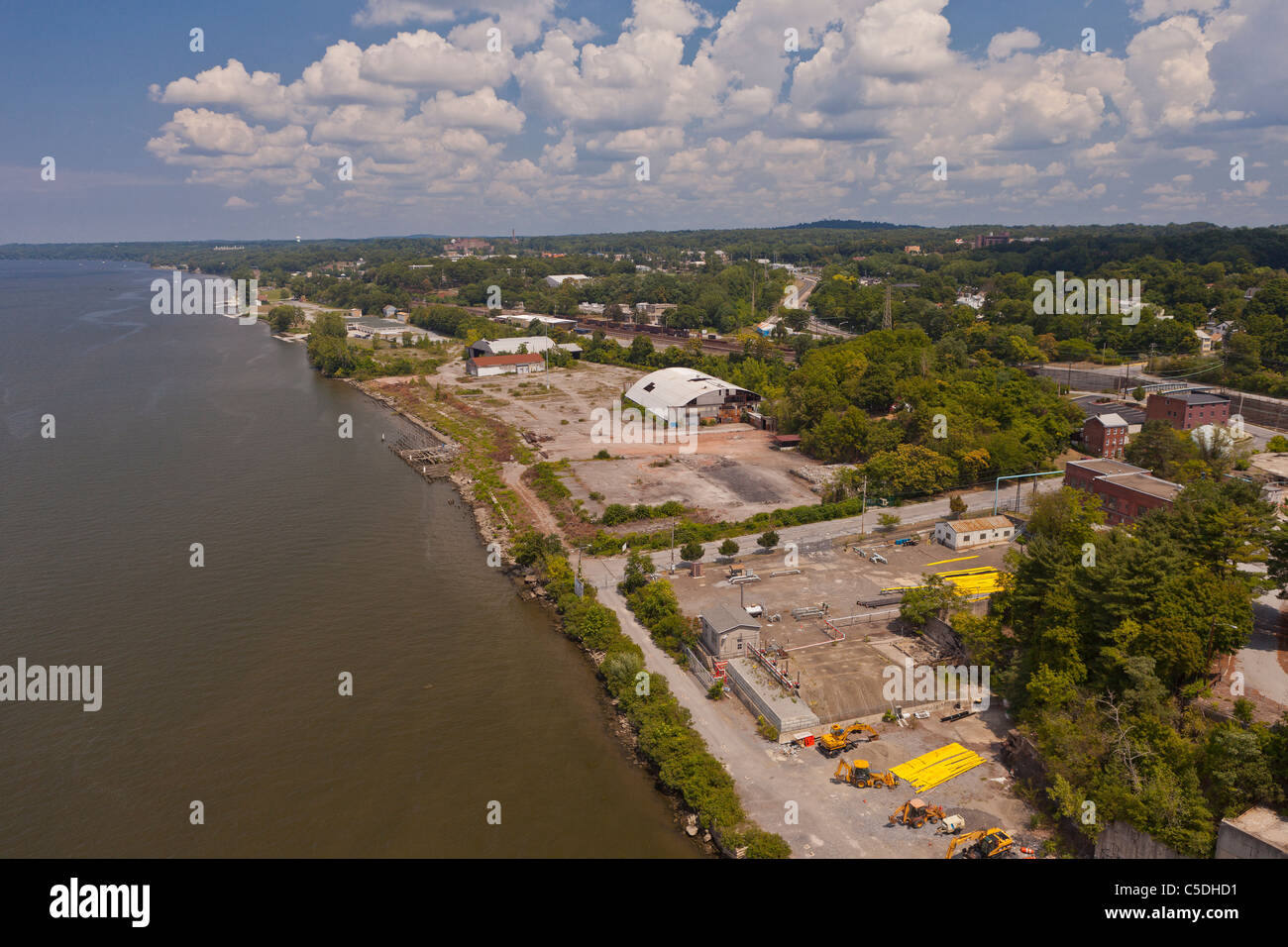 POUGHKEEPSIE, NEW YORK, USA - Luftbild von Brownfield, aufgegeben Gewerbeflächen am Hudson Fluss. Stockfoto