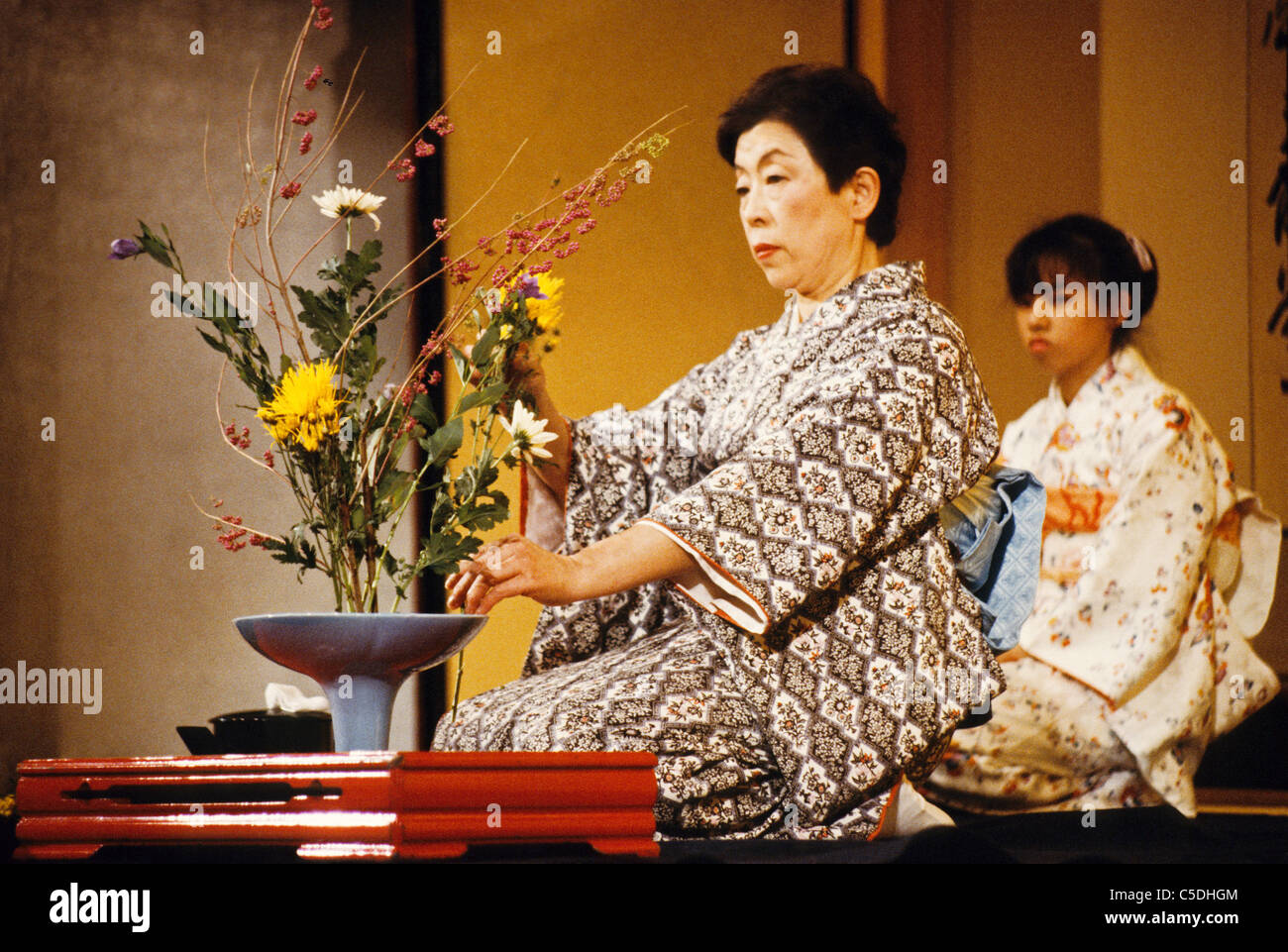 Nageire-Stil Blumenbinden Demonstration im Gion Corner in Kyoto Stockfoto