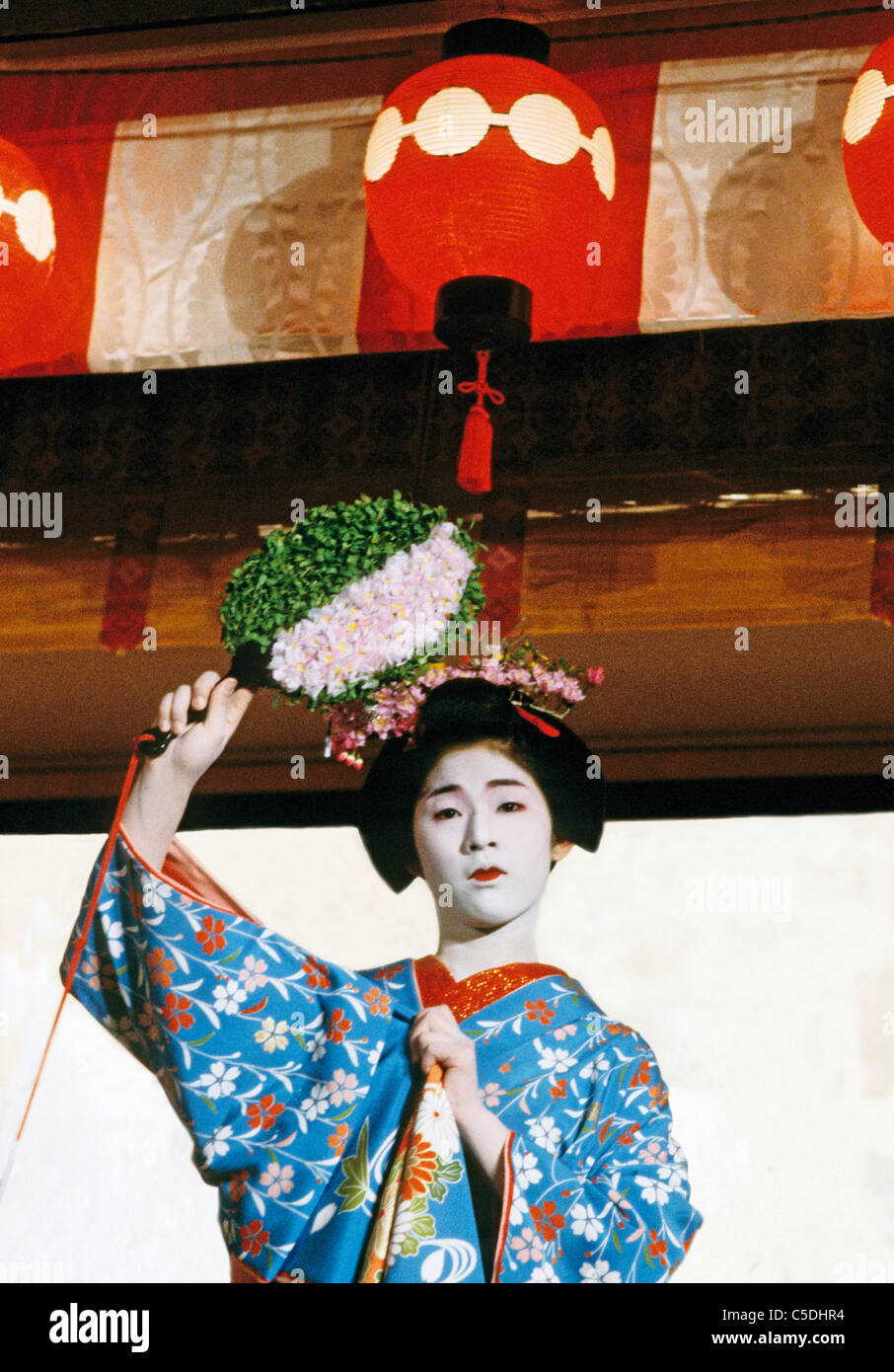 Maiko (Lehrling Geisha) im Gion Corner in Kyoto Stockfoto