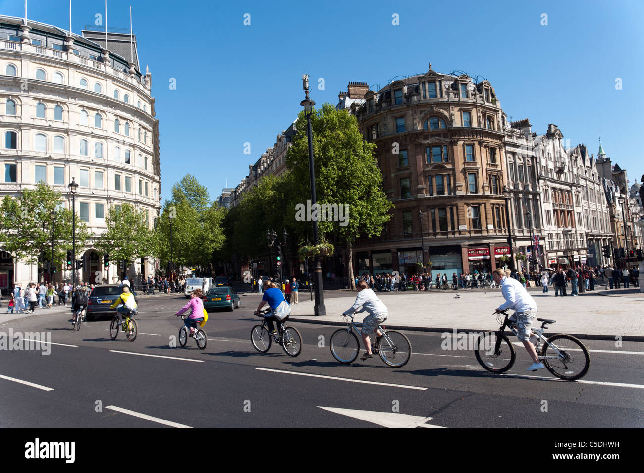 Junge Menschen Radfahren, London, UK Stockfoto