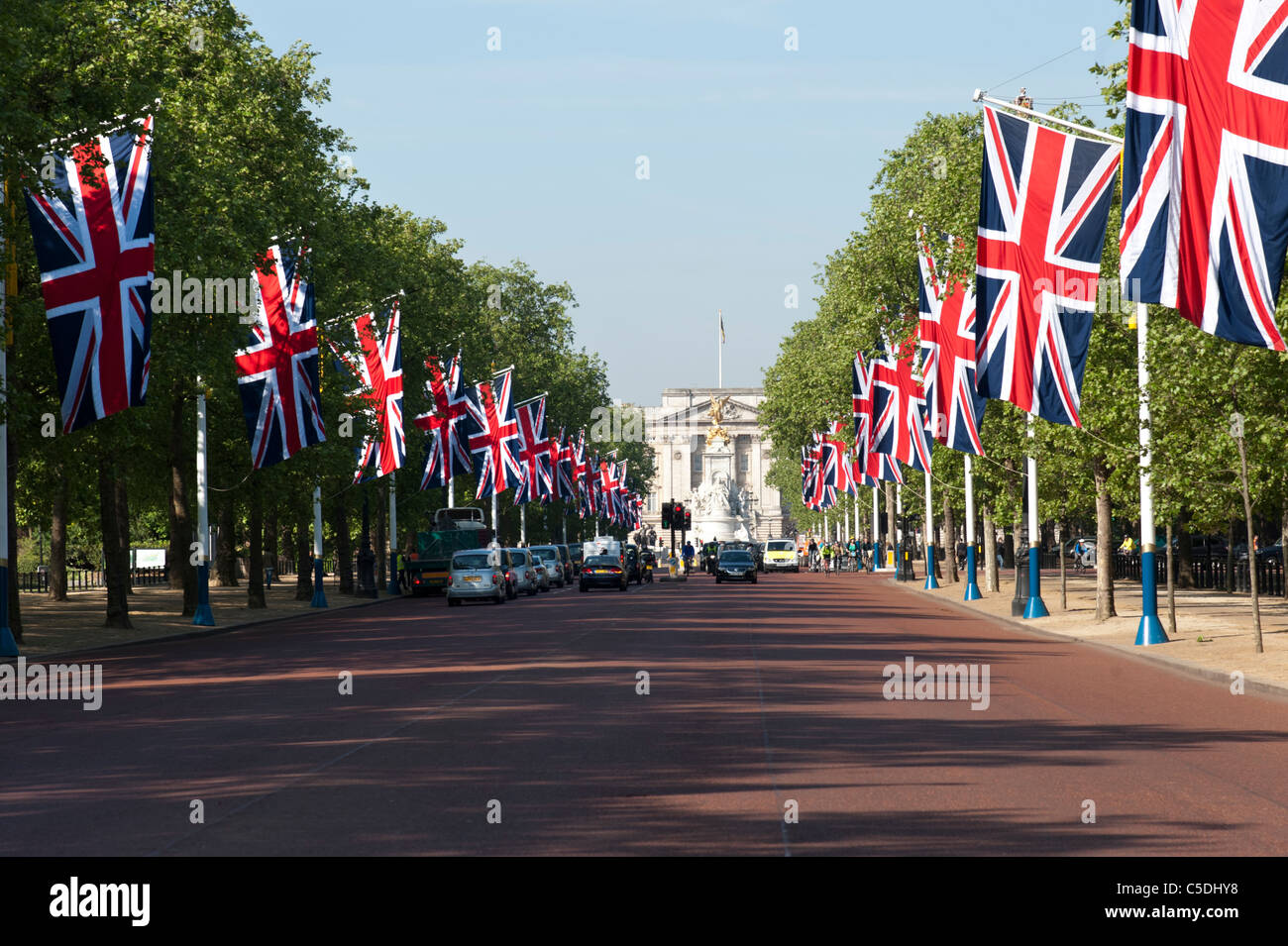 Union Jack-Flaggen, die Auskleidung der Mall in Richtung Buckingham Palace für staatliche Gelegenheit, London, UK Stockfoto