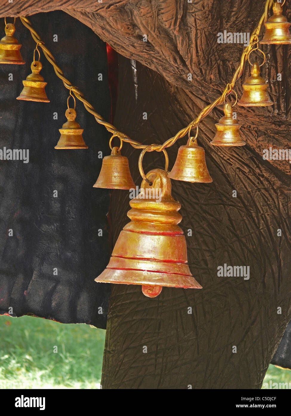 Garland von Messing Glocken im Elefant Hals Statue Kaiserin Garten, Pune, Maharashtra, Indien Stockfoto