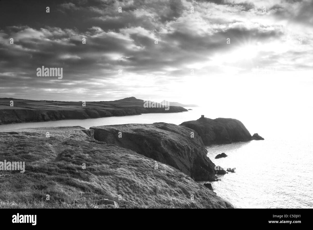 Cliff Top Sonnenuntergang in schwarz / weiß Stockfoto