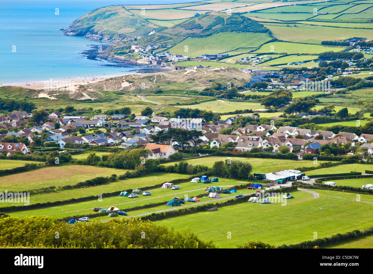 Blick auf Croyde Ortschaft und Bucht in Richtung Baggy Point, North Devon, England, UK Stockfoto