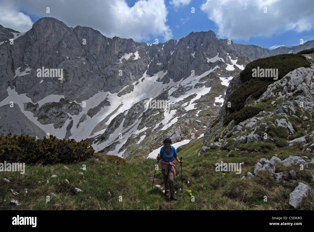 Wandern unter Meded Höchststand, Blick auf Opuzen Schneefeld, Durmitor, Montenegro Stockfoto