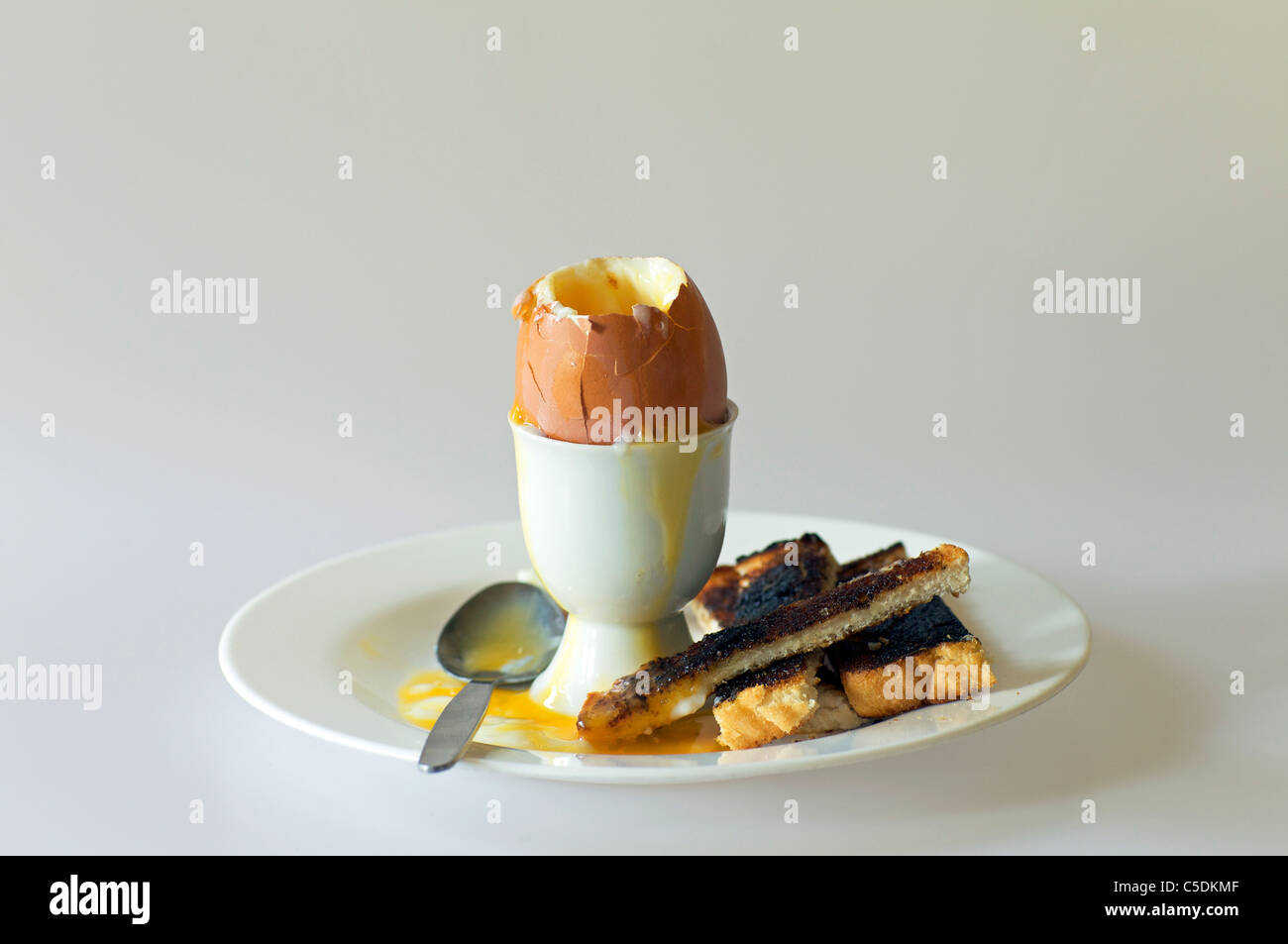 gekochtes Ei und Soldaten Stockfoto