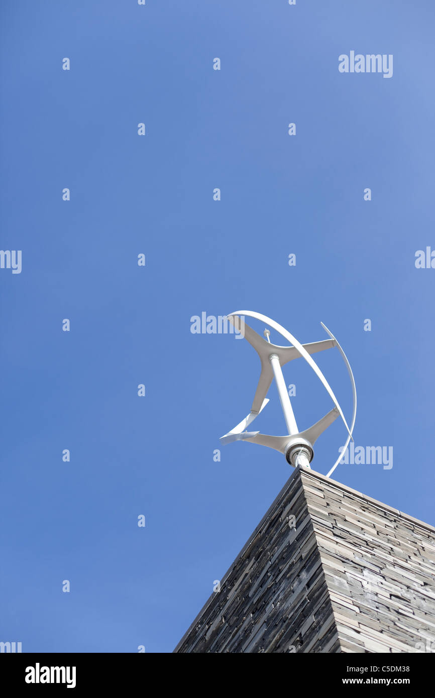 Windrad auf blauem Himmel, Royal Botanical Gardens John Hoffnung Eingang, Edinburgh Stockfoto