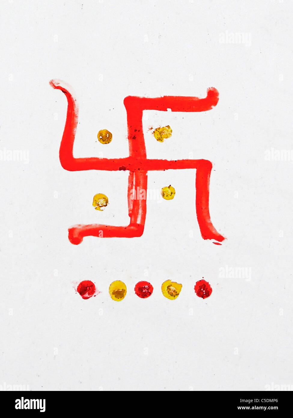 Heilige Zeichen Swastik werden auf der Motorhaube eines Autos mit Kumkum gezeichnet. Stockfoto