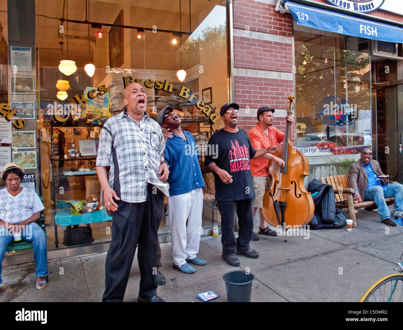African American Straßenmusiker singen für Tipps auf dem Bürgersteig der Bleeker Street in Greenwich Village, Manhattan, New York City Stockfoto