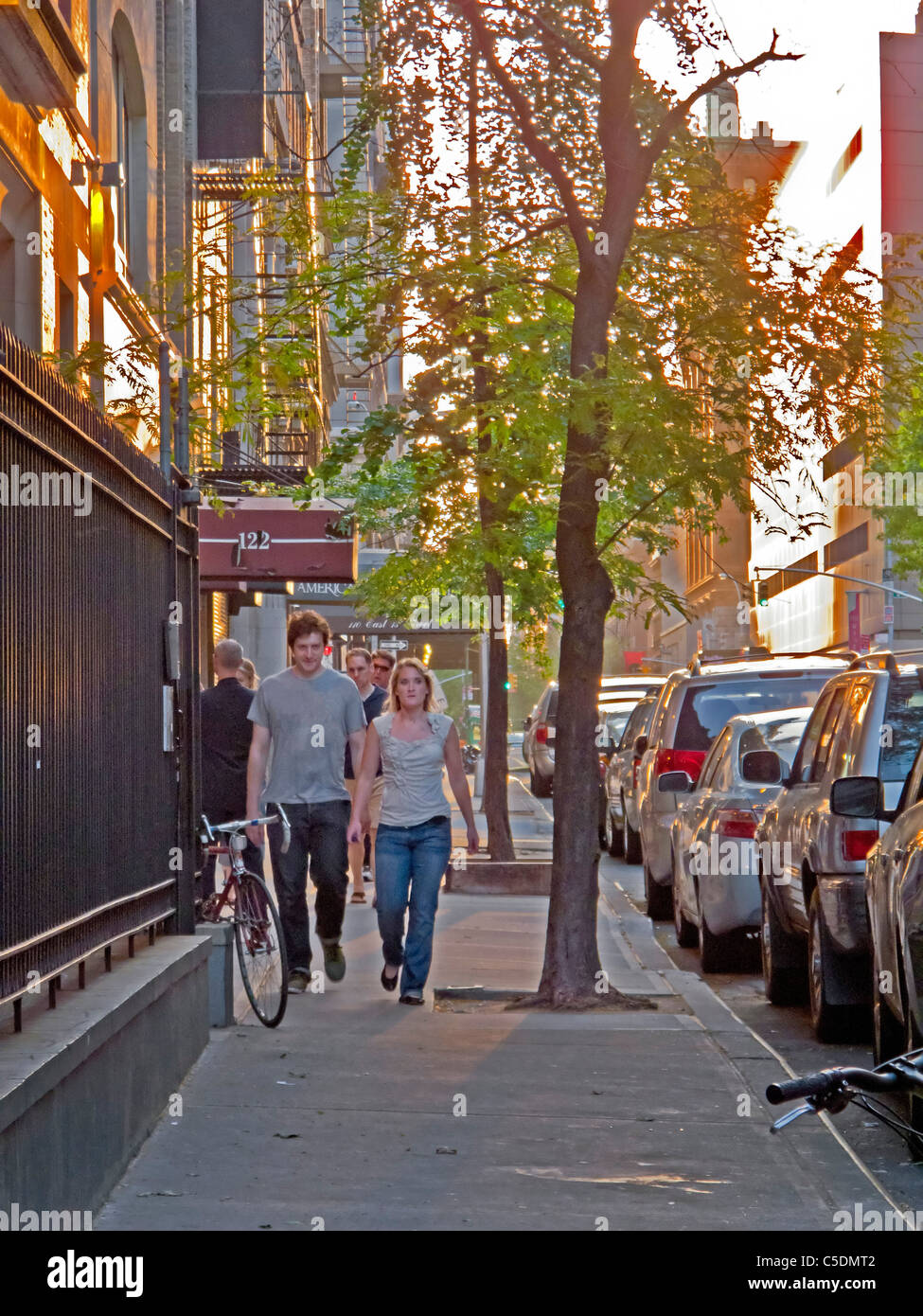 Ein junges Paar nehmen einen Abendspaziergang an der East 13th Street auf der unteren Ostseite von Manhattan, New York City. Stockfoto