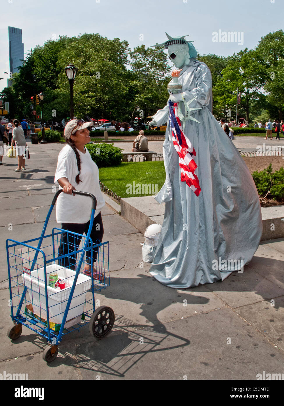 Ein Mime gekleidet wie die Statue of Liberty-Gespräche mit einem Passanten auf Fifth Avenue, Manhattan, New York City. Beachten Sie die Sonnenbrille. Stockfoto