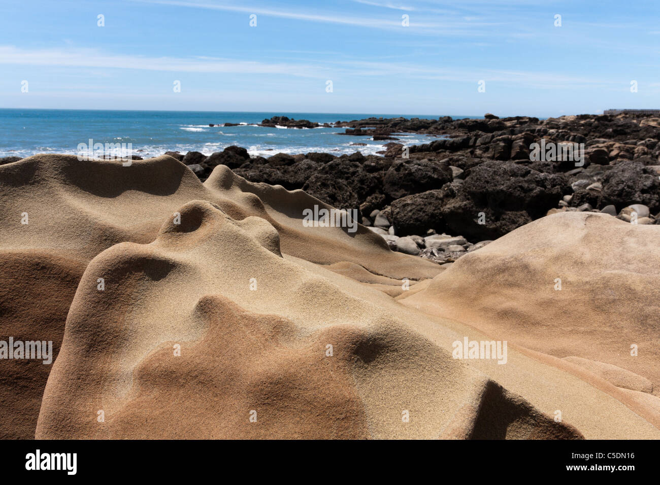 Blick auf Xiaoyeliu, eine malerische Gegend am Meer, bekannt für seine einzigartigen Sandsteinfelsen, wie z. B. die „Honigwaben“, „Tofu“, „Ingwer“ und „Pilzfelsen“ Stockfoto