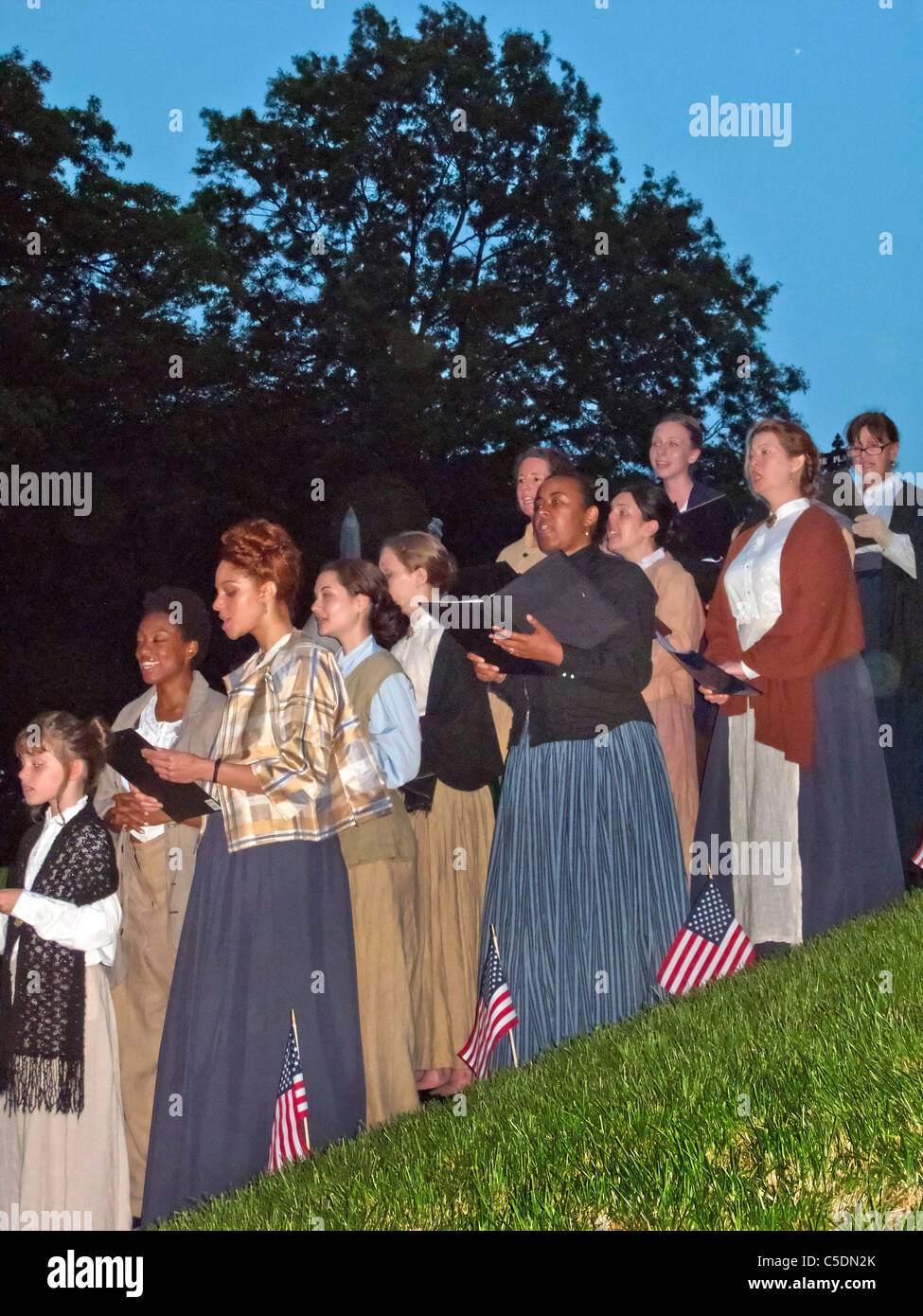Ein Chor singt Bürgerkrieg Lieder zum Gedenken an Memorial Day in Green-Wood Cemetery in Brooklyn, New York. Stockfoto