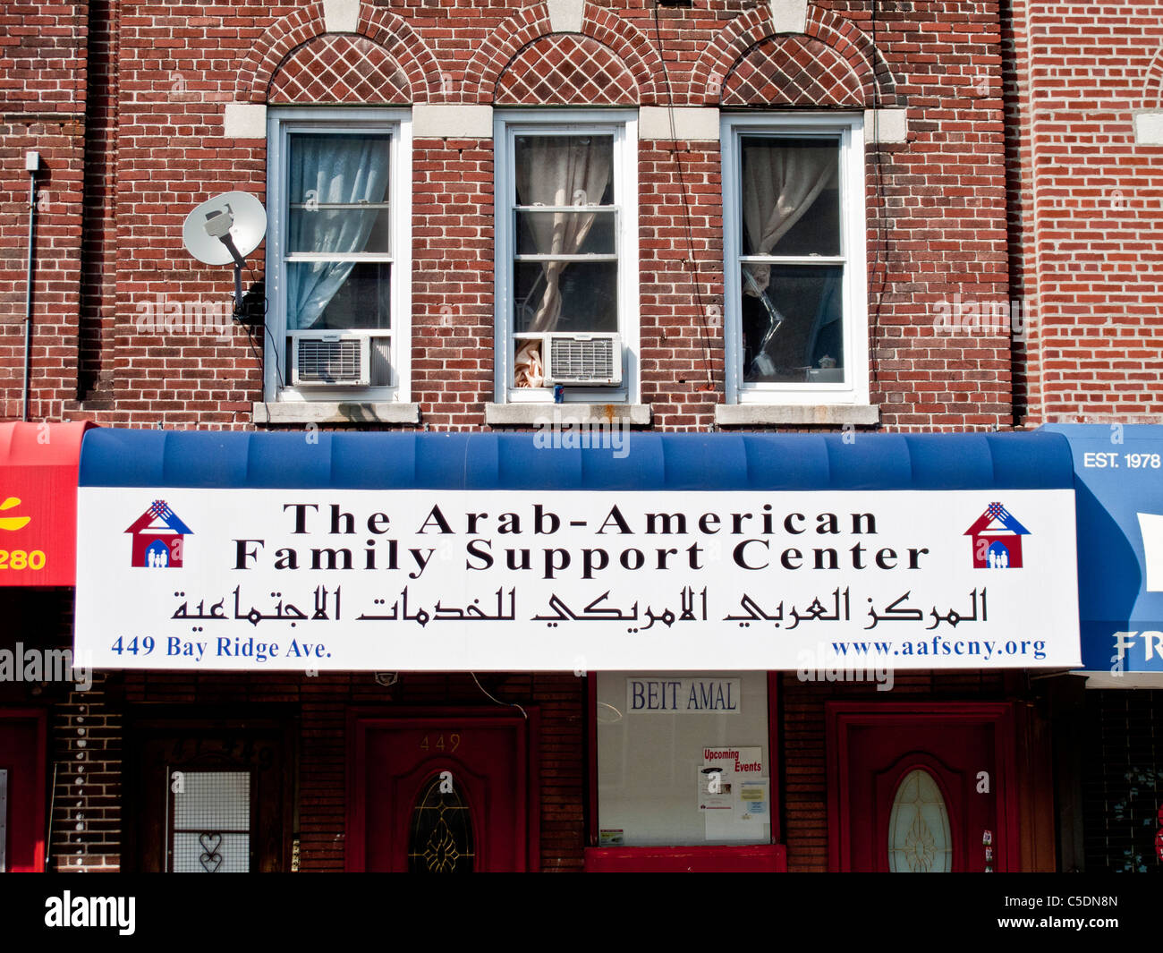 Ein Englisch/Arabisch-Zeichen im Abschnitt "Little Beirut" des Bay Ridge in Brooklyn, New York für viele orientalische Einwanderer. Stockfoto