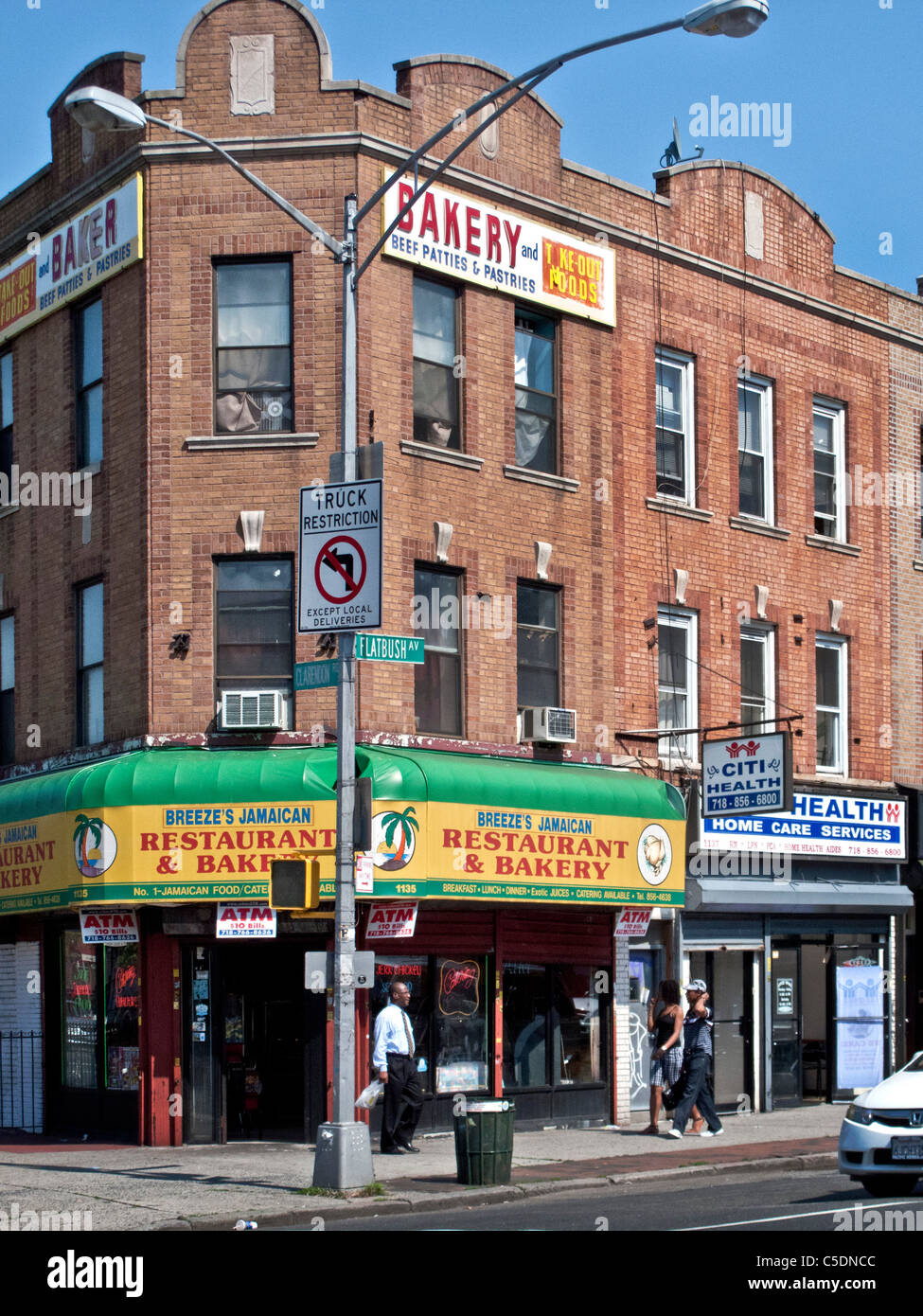 Ein Jamaican Restaurant ist im Geschäft in Flatbush Avenue im Stadtteil "Little West Indies" von Brooklyn, New York. Stockfoto