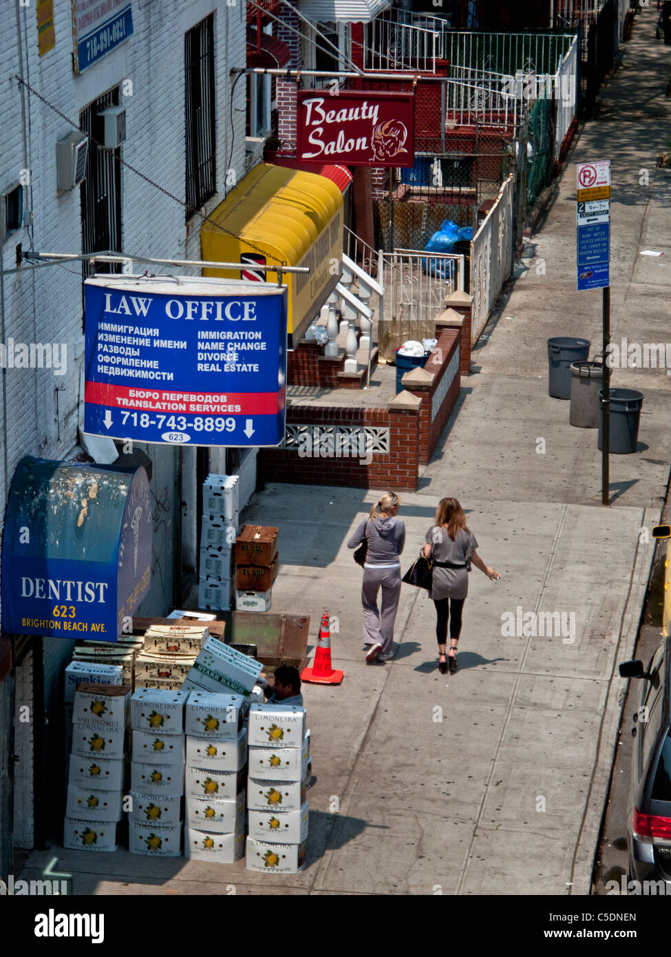 Zweisprachige Business Schilder in Englisch und Russisch im Stadtteil "Little Odessa" von Brighton Beach in Brooklyn, New York. Stockfoto