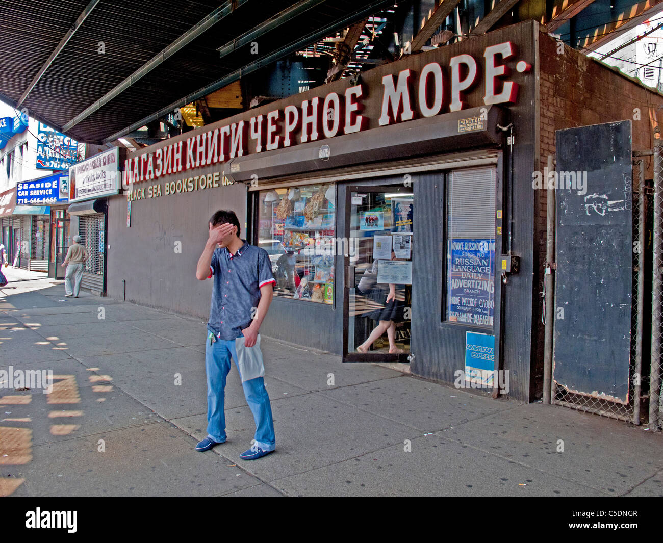 Ein illegaler Einwanderer russische verbirgt sein Gesicht außerhalb eines russisch-sprachigen Buch Ladens im Stadtteil "Little Odessa", New York. Stockfoto